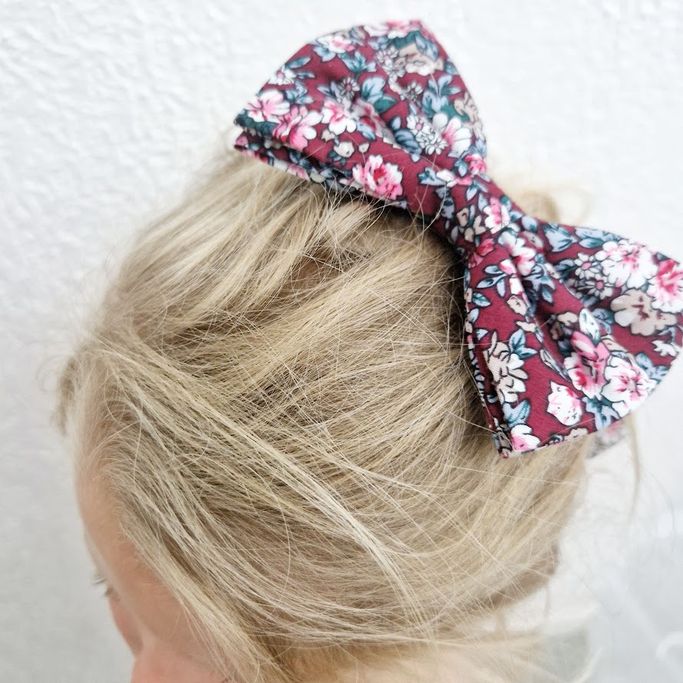 enfant qui porte une barrette