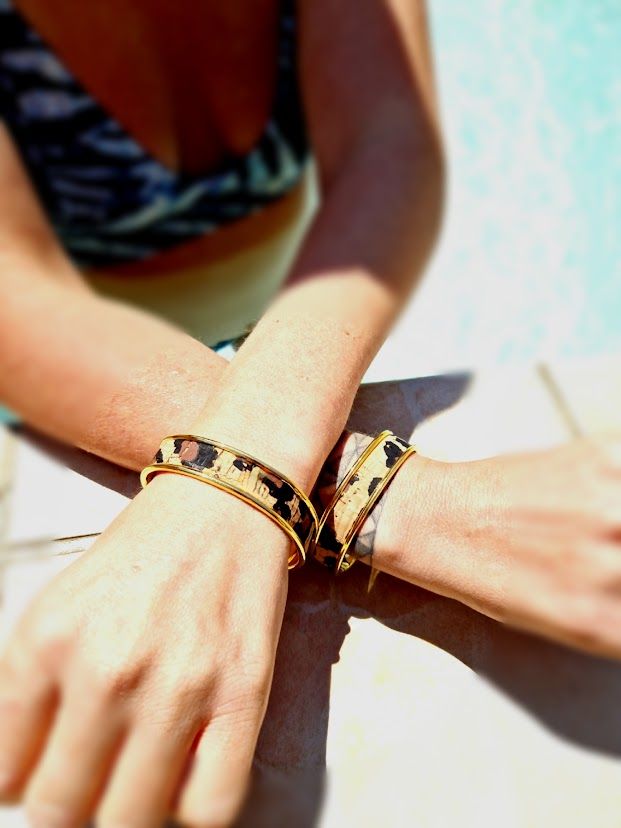 femme qui porte des bracelets
