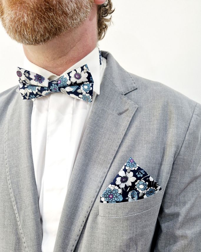 homme qui porte un noeud papillon et une pochette assortie
