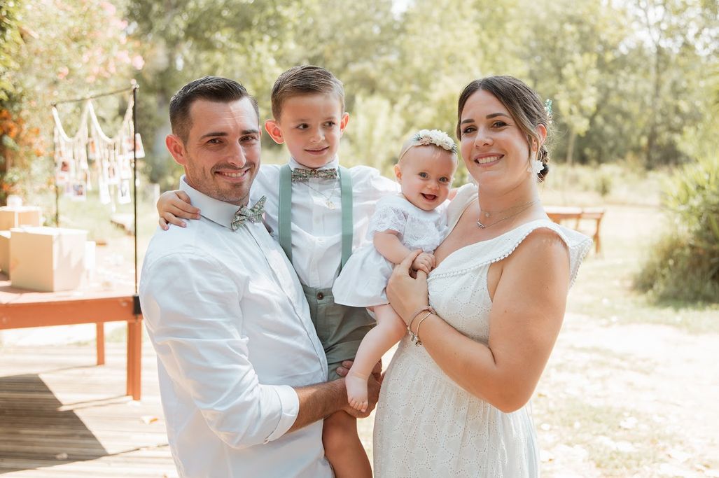 Une famille qui porte des accessoires accordés pour un mariage