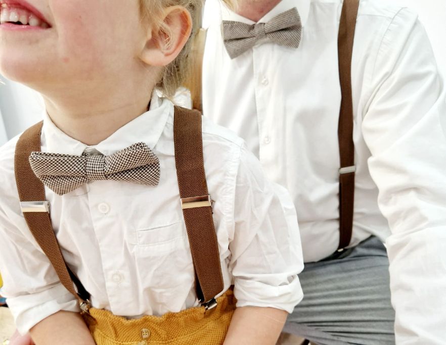 adulte et enfant portant des bretelles et des noeuds papillon assortis